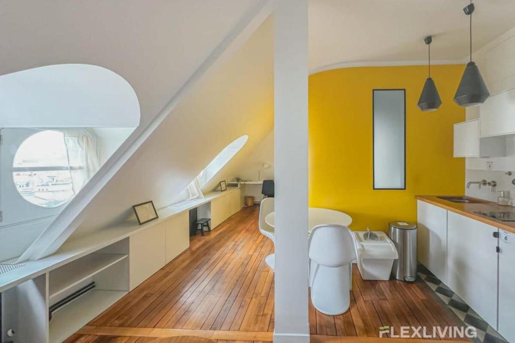 une salle de bain avec des murs jaunes et un escalier blanc dans l'établissement Flexliving - Onebedroom - Malesherbes - Eiffel Tower view, à Paris
