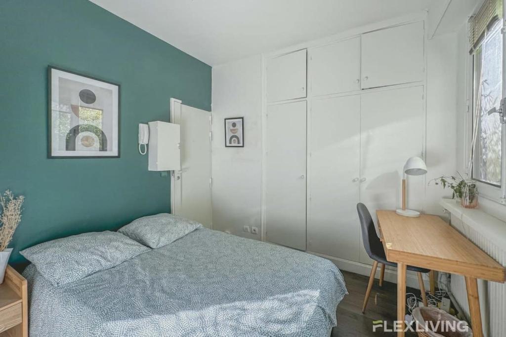 une petite chambre avec un lit et un bureau dans l'établissement Flexliving - Studio - Longchamps, à Paris