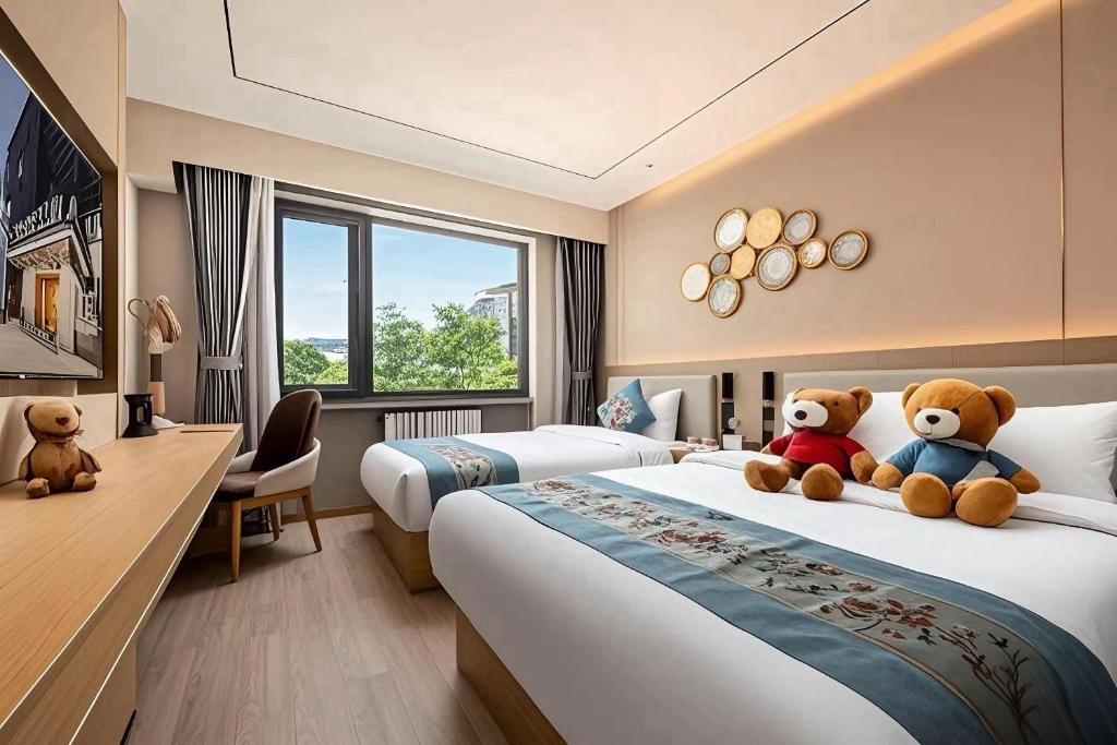 East Sacred Hotel--Very near Beijing Tiananmen Square ,the Forbidden City,The temple of heaven ,3 minutes' walk to Wangfujing subway ,Located in the center of Beijing, many shopping malls around,Newly renovated hotel-Able to receive foreign guests - 