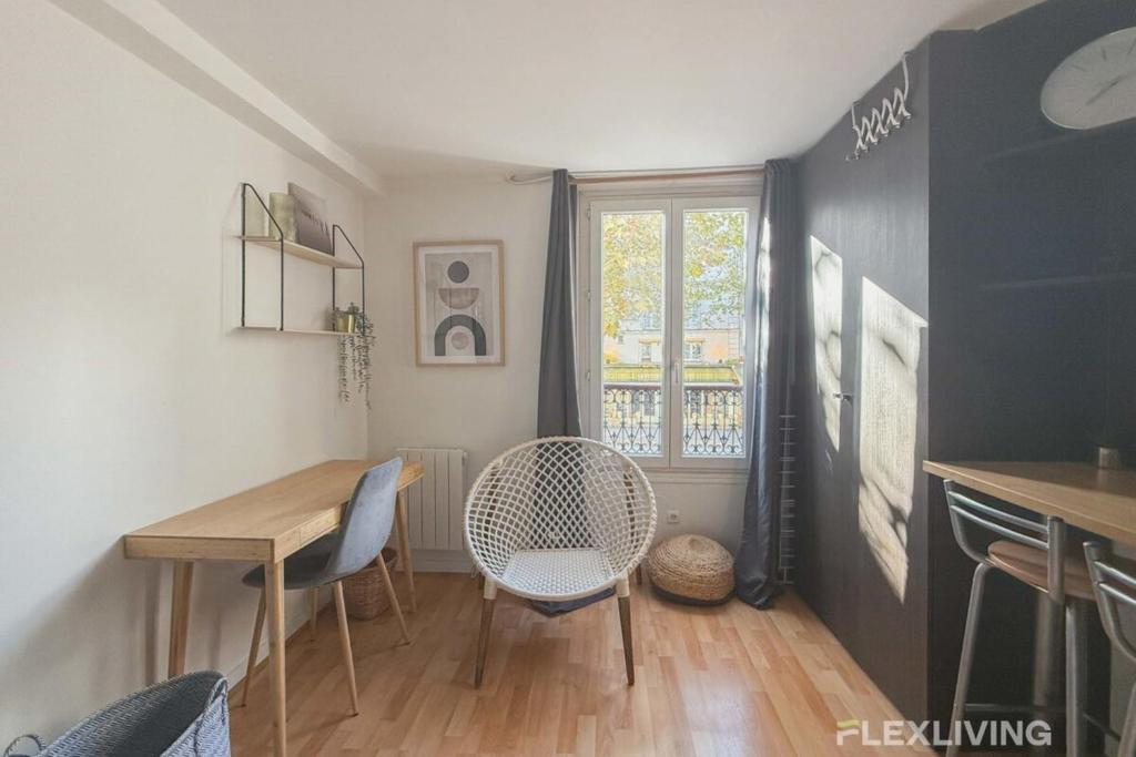 une salle à manger avec une table et des chaises et une fenêtre dans l'établissement Flexliving - Studio - St Antoine, à Paris
