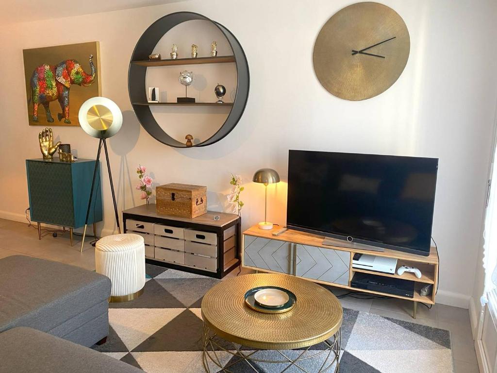 TV/trung tâm giải trí tại Bel appartement avec WIFI à 200m plage, au centre de TREGASTEL - Réf 702