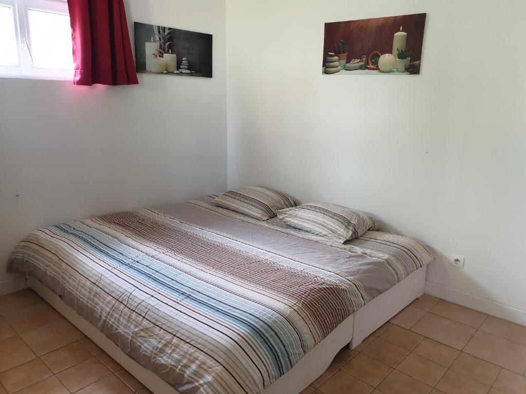 - un lit dans une chambre avec 2 oreillers dans l'établissement Escapade bucolique vallée de la Loire, à Maillé