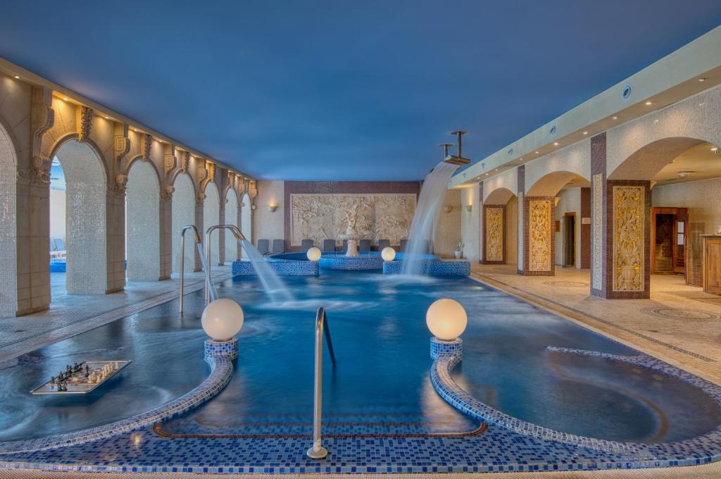 Bazén v ubytování Hotel Bellevue Esztergom nebo v jeho okolí