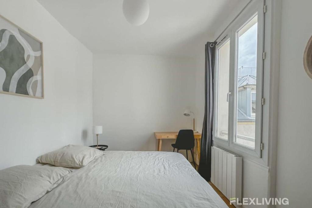 une chambre avec un lit, une fenêtre et un bureau dans l'établissement Flexliving - room - Saint Martin, à Paris