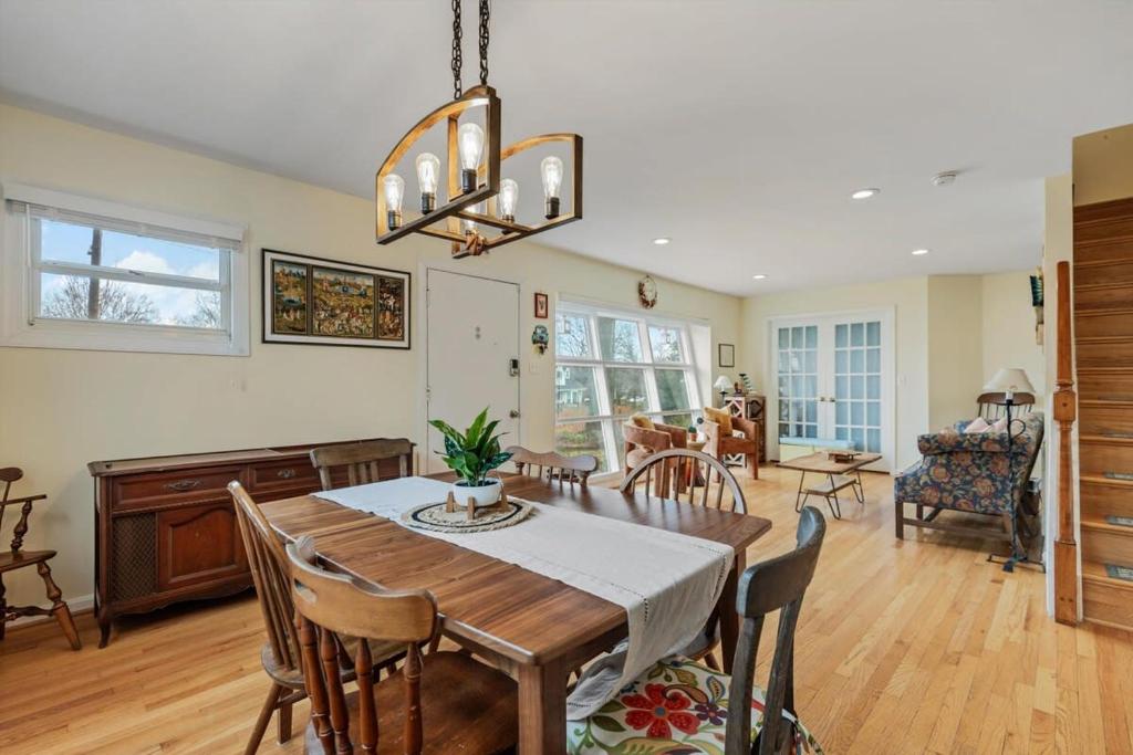 a dining room and living room with a table and chairs at ALX Cape Cod 3-BR Near Old Town & Mount Vernon in Alexandria