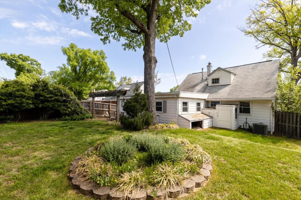 a yard with a house and a tree at ALX Cape Cod 3-BR Near Old Town & Mount Vernon in Alexandria