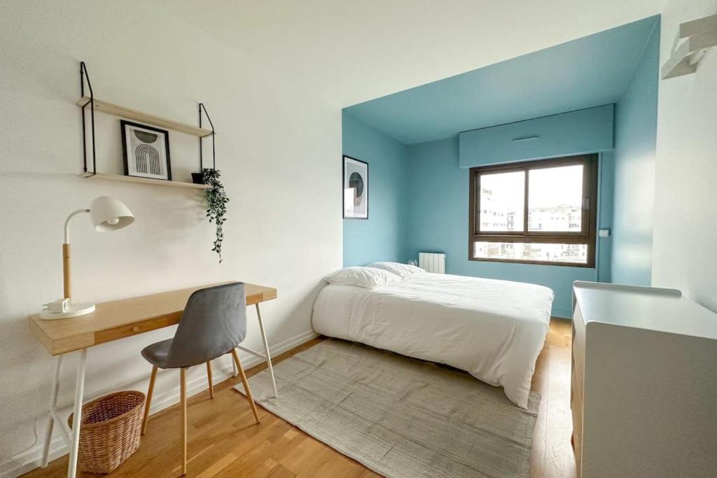une chambre avec un lit et un bureau avec une chaise dans l'établissement Flexliving - whole apartment - Hillairet, à Paris