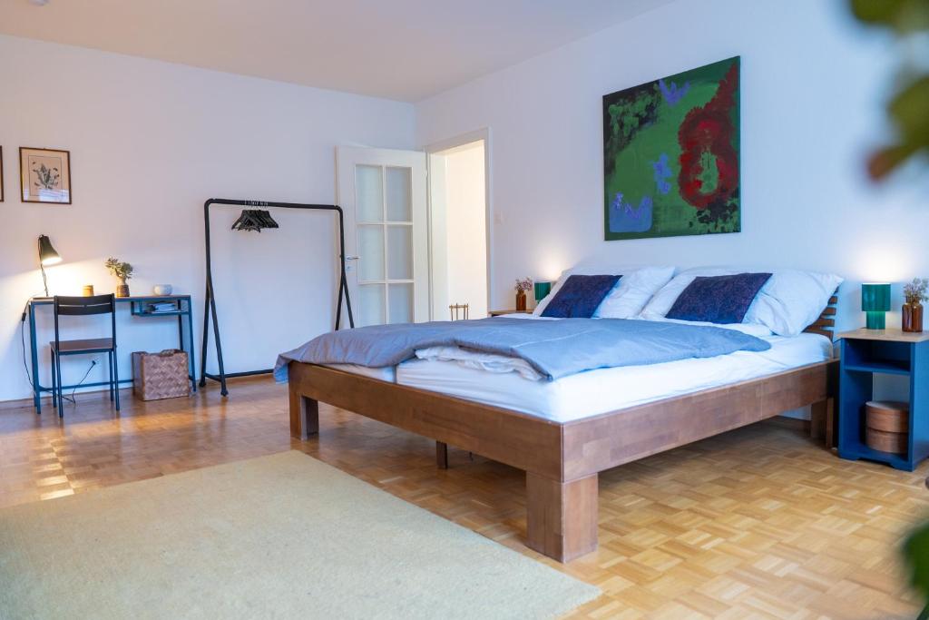 a bedroom with a large bed and a desk at Gemütliche Wohnung Nähe Uni in Basel
