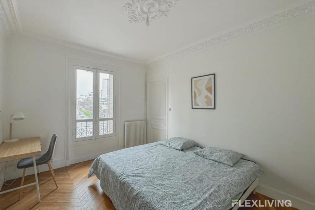 une chambre avec un lit, un bureau et une fenêtre dans l'établissement Flexliving - Charming whole flat R1 - Henri Sellier - Suresnes 92, à Suresnes