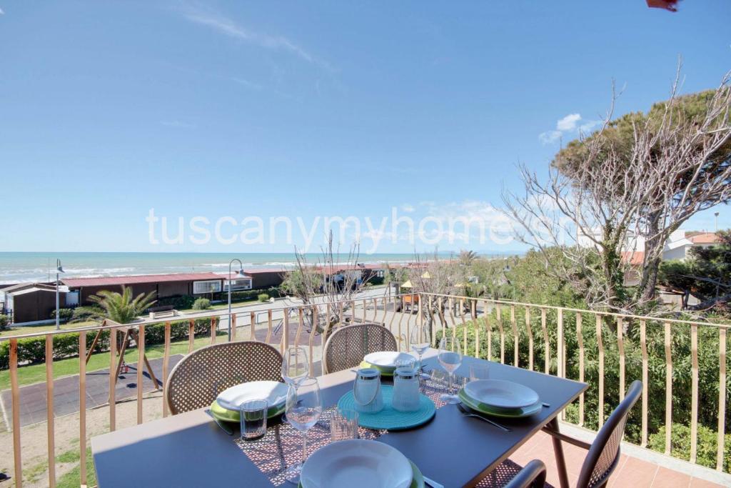 une table à manger avec vue sur l'océan dans l'établissement Vela, terrazza sul mare, 2 camere, clima e posto auto a soli 50 m dal mare! by Alfareal, à Castiglione della Pescaia