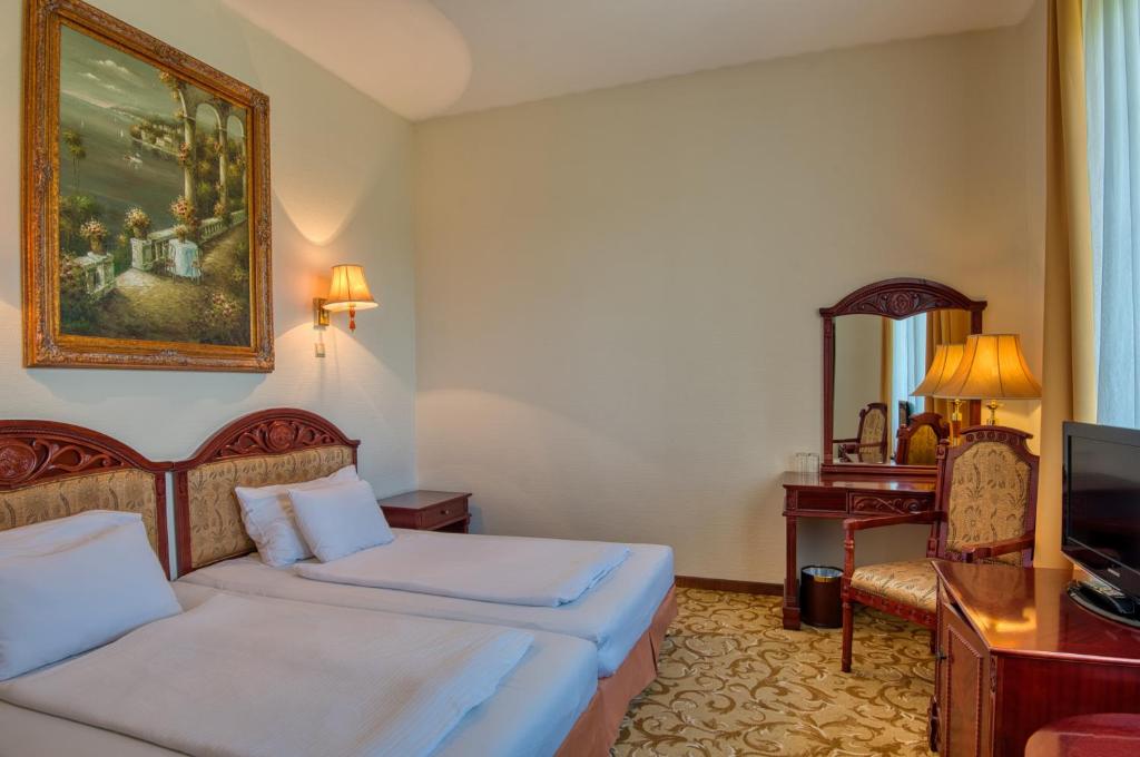 Postel nebo postele na pokoji v ubytování Hotel Bellevue Esztergom
