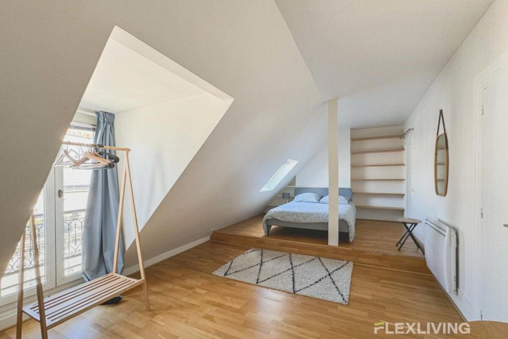 une chambre avec un lit dans un grenier dans l'établissement Flexliving - whole flat - Bausset, à Paris