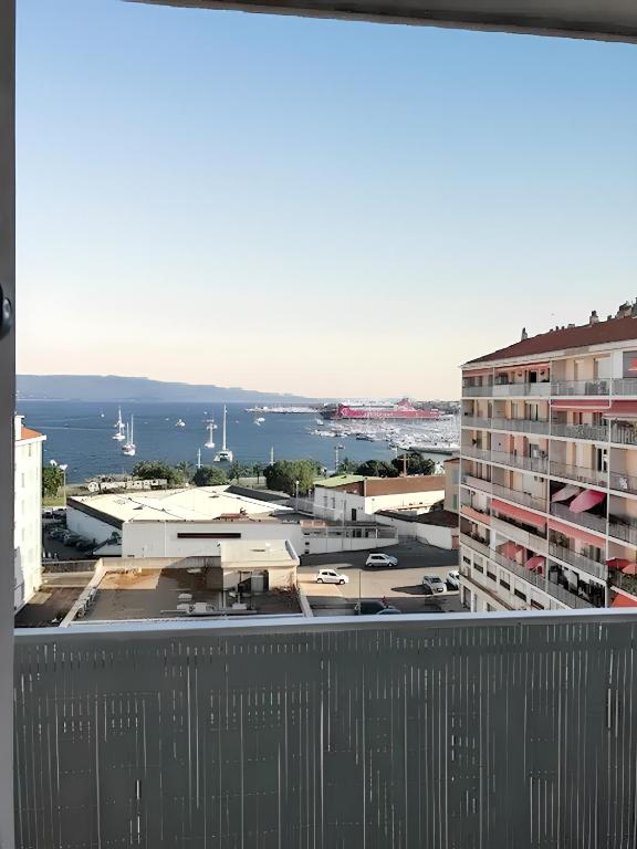 une vue depuis le balcon d'un immeuble dans l'établissement Appartement à Ajaccio avec vue sur la mer, à Ajaccio