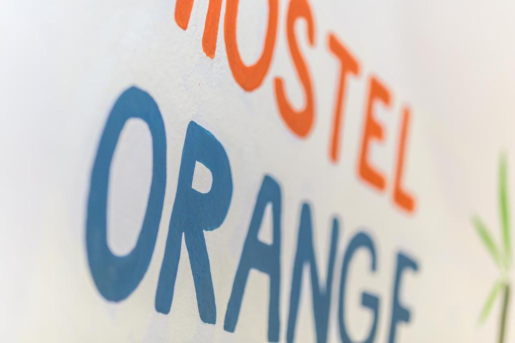 una señal para un restaurante con las palabras Costurance en Hostel Orange, en Praga