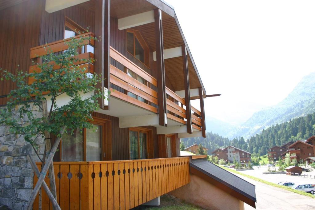 une maison avec des balcons en bois sur le côté dans l'établissement Family T3 near the slopes Méribel, à Méribel