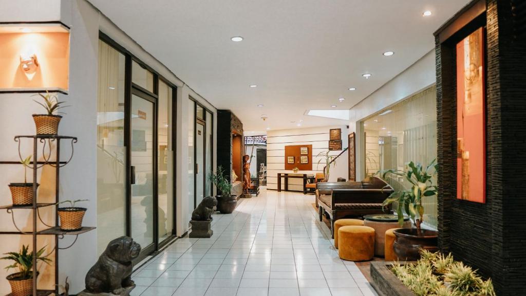 Vstupní hala nebo recepce v ubytování Tuwuh Hotel at Kayutangan