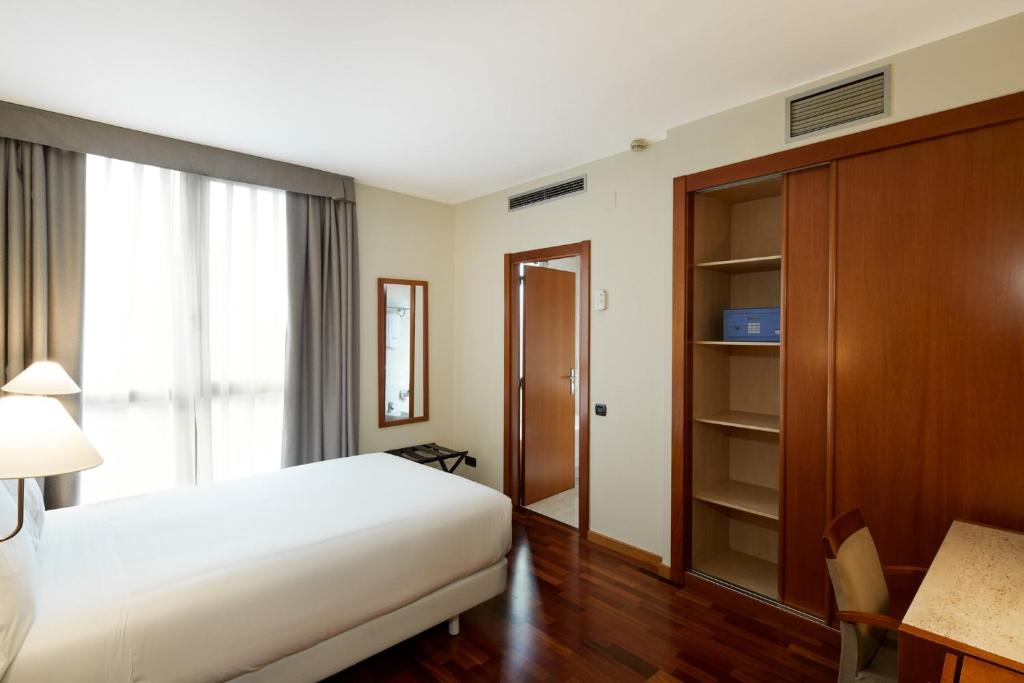 Postel nebo postele na pokoji v ubytování Sercotel Cornellà Barcelona