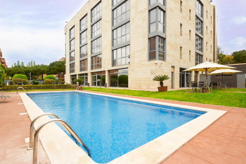 Bazén v ubytování Sercotel Cornellà Barcelona nebo v jeho okolí