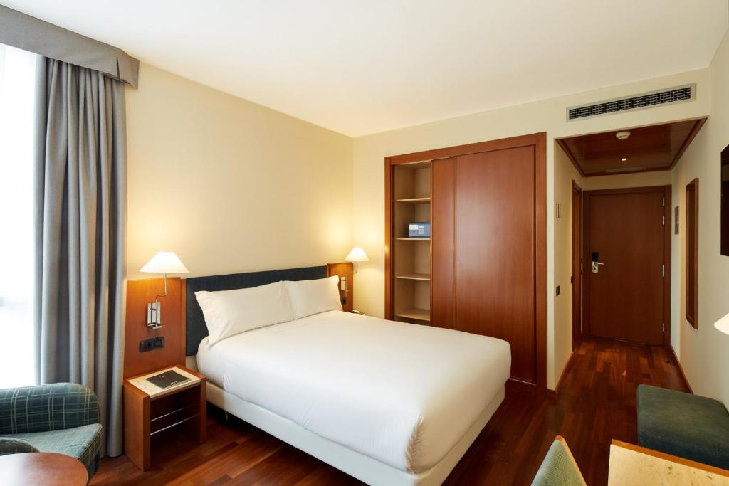 Postel nebo postele na pokoji v ubytování Sercotel Cornellà Barcelona