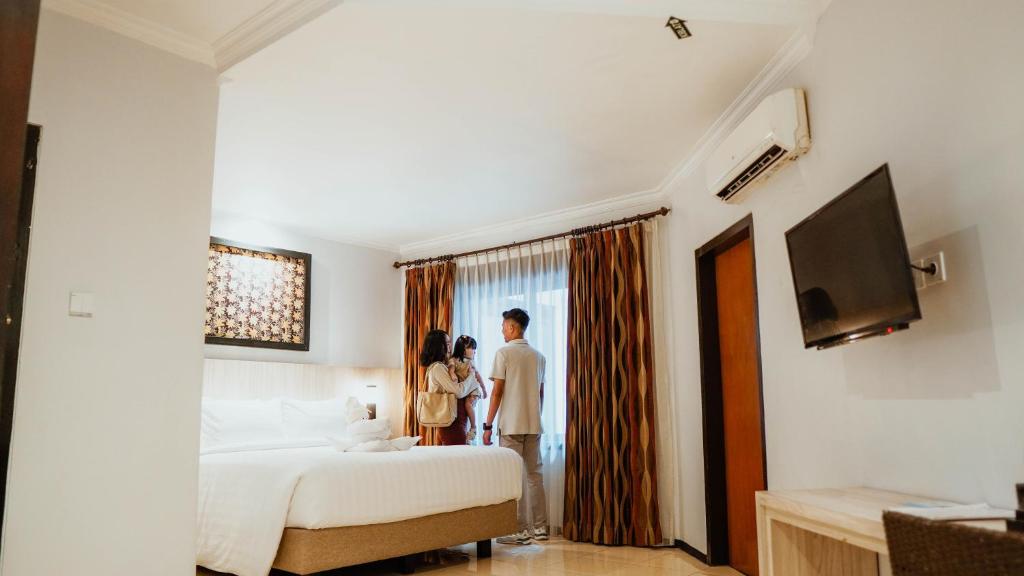 TV a/nebo společenská místnost v ubytování Tuwuh Hotel at Kayutangan