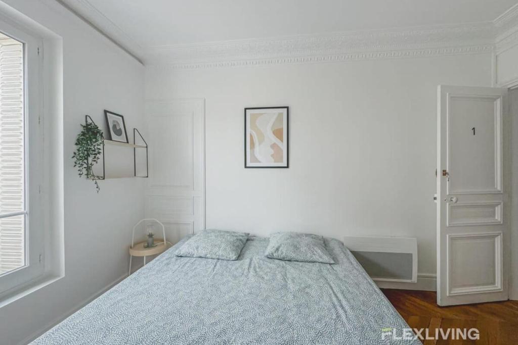 une chambre blanche avec un lit et une fenêtre dans l'établissement Flexliving - Splendid whole house - Henri Sellier - Suresnes 92, à Suresnes
