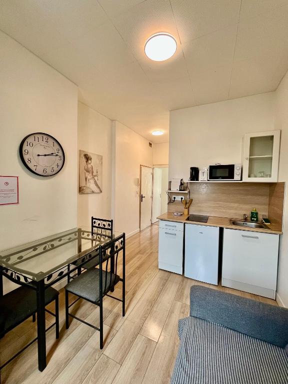 Kuchyňa alebo kuchynka v ubytovaní Appartement T2 Place Carnot -DABNB