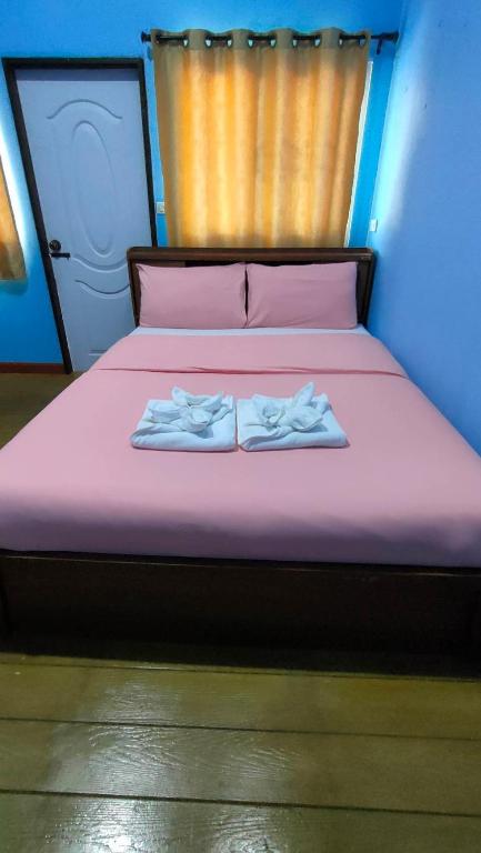 Postel nebo postele na pokoji v ubytování พลอยฟ้ารีสอร์ทเขาเต่า Ployfarresortkhaotao