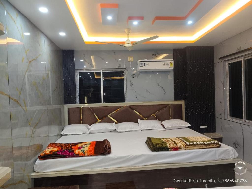 Postel nebo postele na pokoji v ubytování Hotel Dwarkadhish Tarapith