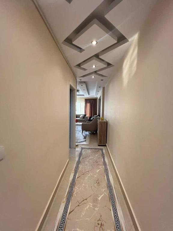a hallway with a room with a carpet on the floor at شقه سوبر لوكس مفروش in Ṭalkha