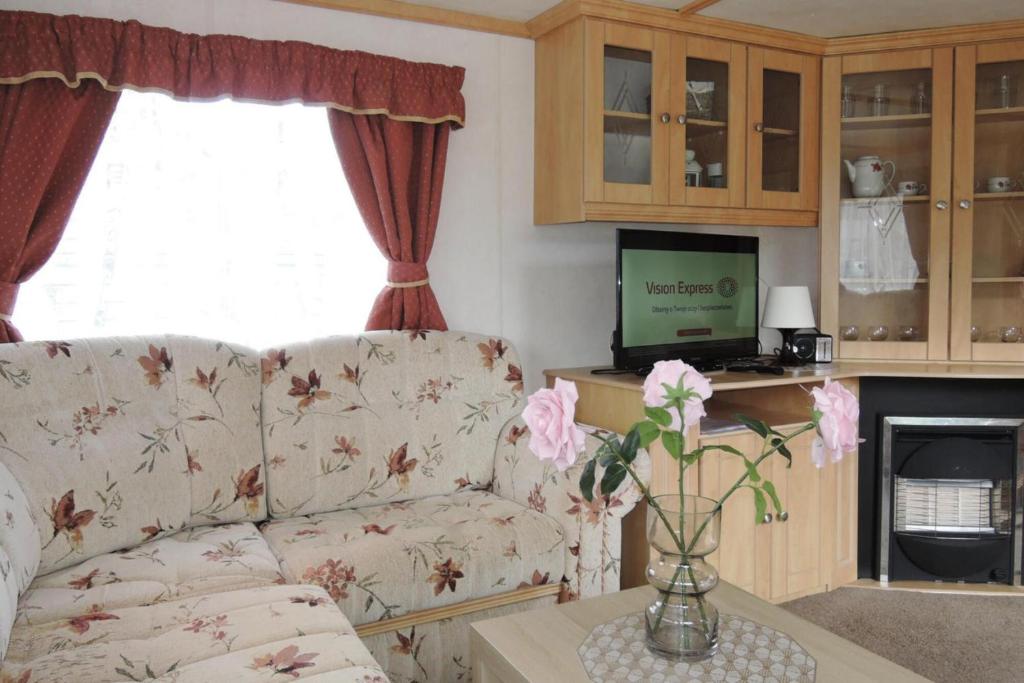 Kuchyňa alebo kuchynka v ubytovaní Mobile home in Kolczewo with a terrace