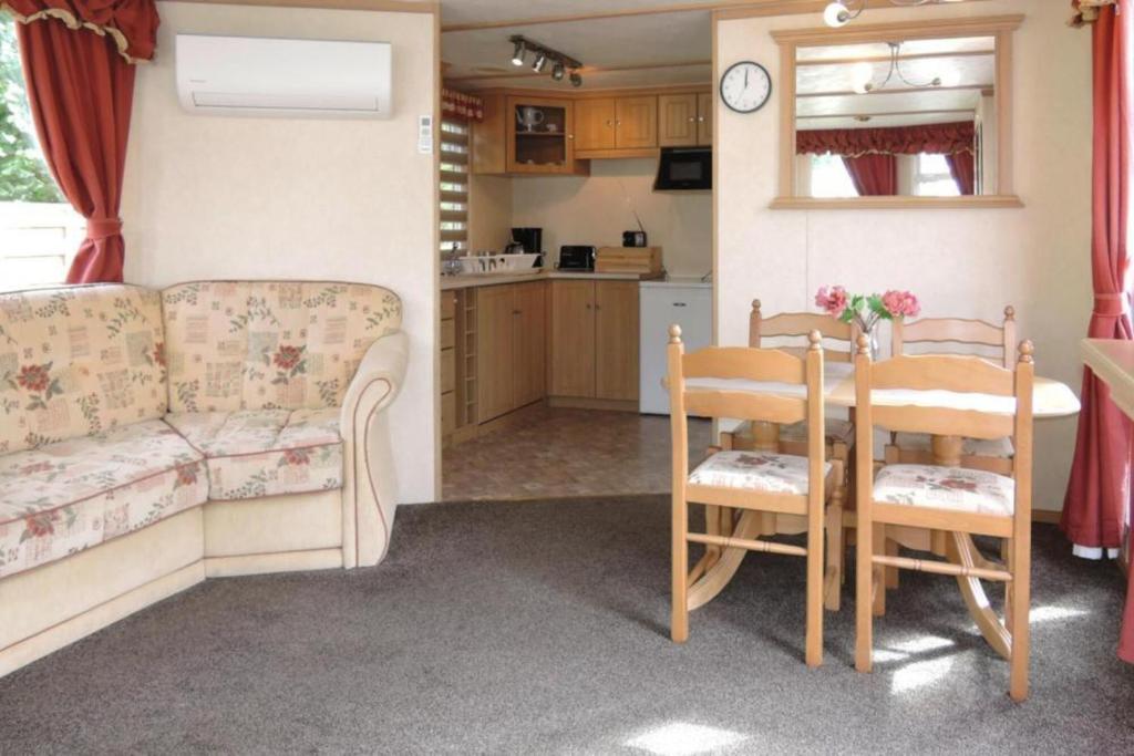 Kuchyňa alebo kuchynka v ubytovaní Mobile home in Kolczewo with a terrace