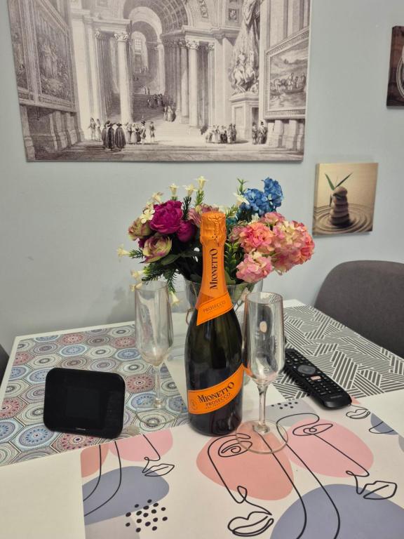 Nápoje v ubytování EMMA 2 bedrooms -central & luxury apartment