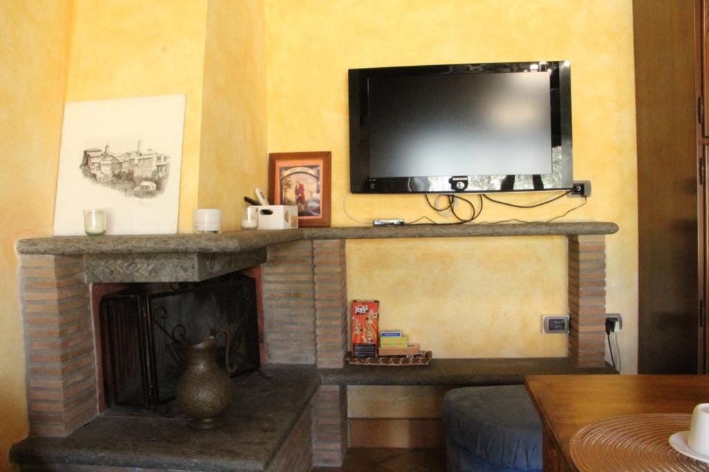 TV a/nebo společenská místnost v ubytování Casaloca Inn