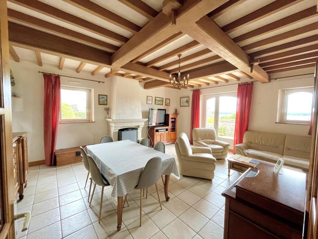 une cuisine et un salon avec une table et des chaises dans l'établissement Family home with great views, à Saint-Malo