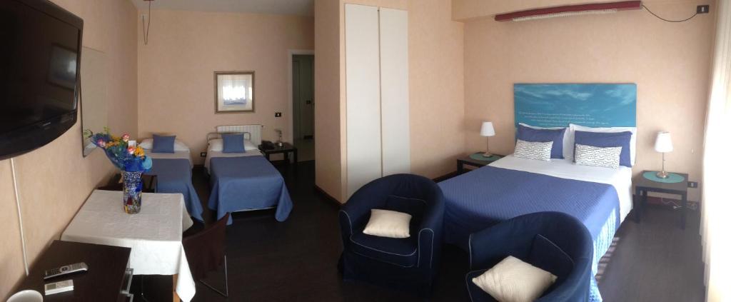 TV a/nebo společenská místnost v ubytování Mare Nostrum Petit Hôtel