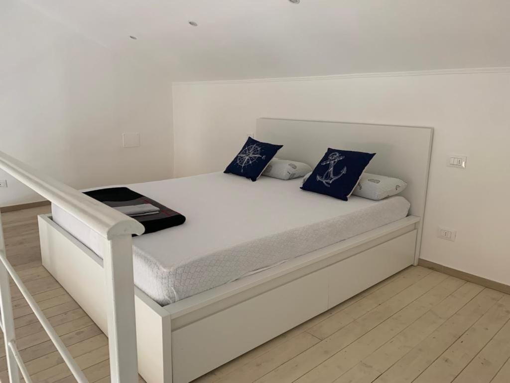 Postel nebo postele na pokoji v ubytování House on the beach Varigotti