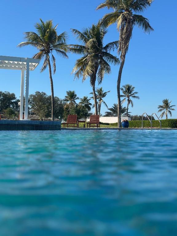 Bazén v ubytování Al Sawadi Beach Resort & Spa nebo v jeho okolí