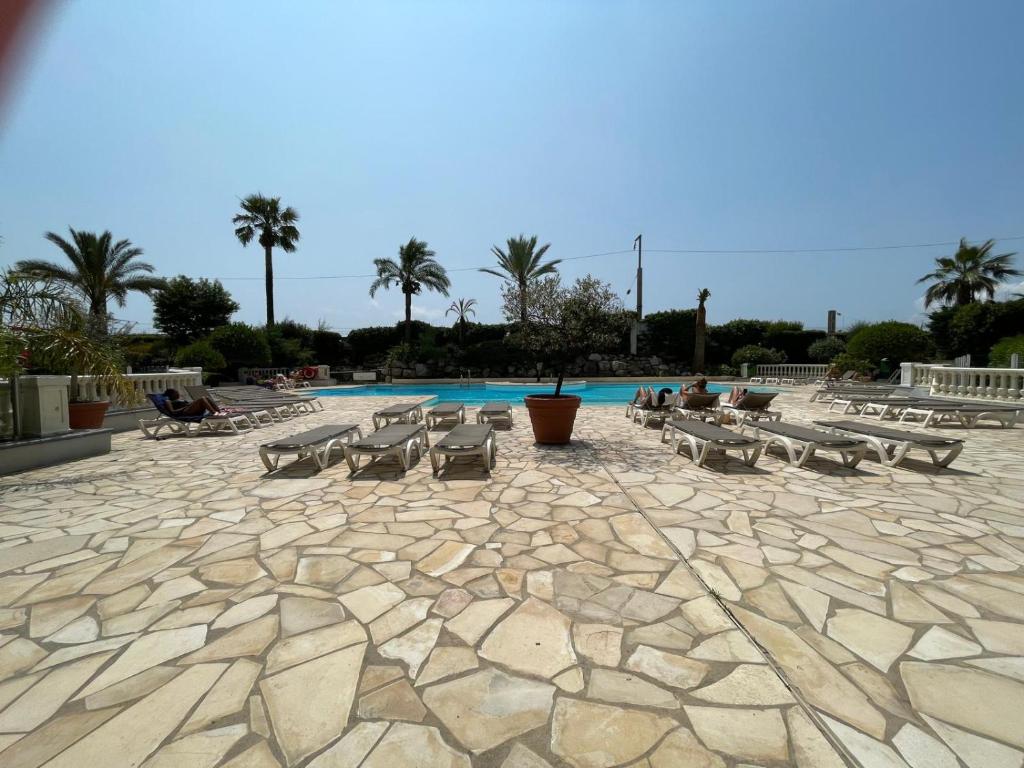 Bazén v ubytování Appartement Cannes, Piscine - Terrasse, Jardin Privatif - 4 Personnes nebo v jeho okolí