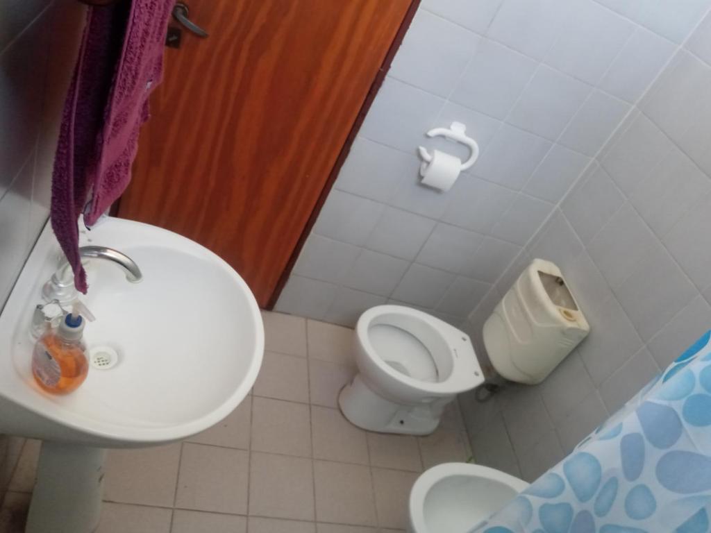 ein Badezimmer mit Toilette und Waschbecken in der Unterkunft Casa de Fin de semana in Termas de Río Hondo