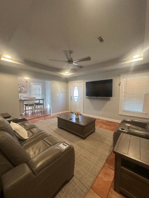 una sala de estar con un sofá y una mesa en Serenity House, en Blytheville