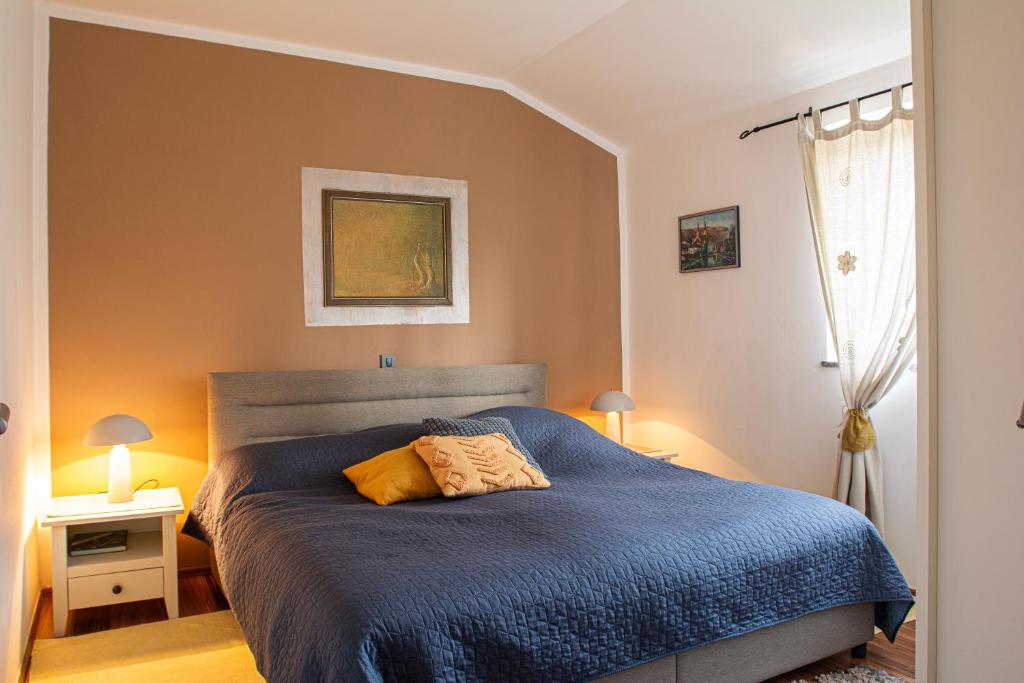 Ένα ή περισσότερα κρεβάτια σε δωμάτιο στο Nikka Apartments