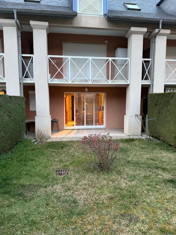 une maison avec un balcon et une cour dans l'établissement Primavera, à Luz-Saint-Sauveur