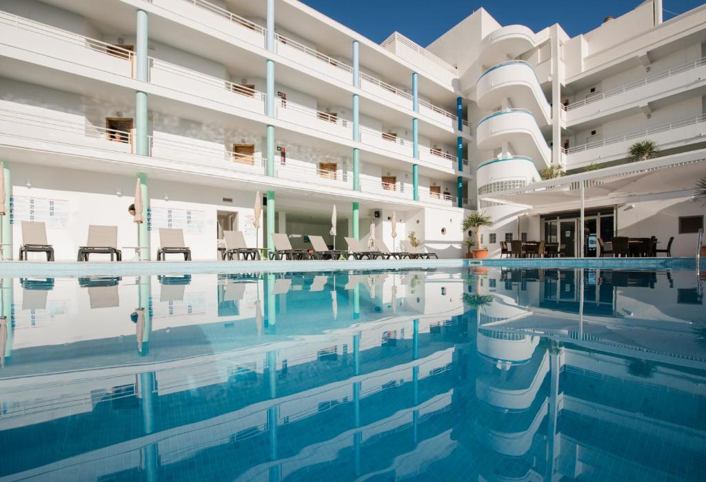 Bazén v ubytování Apartamentos La Kiki nebo v jeho okolí