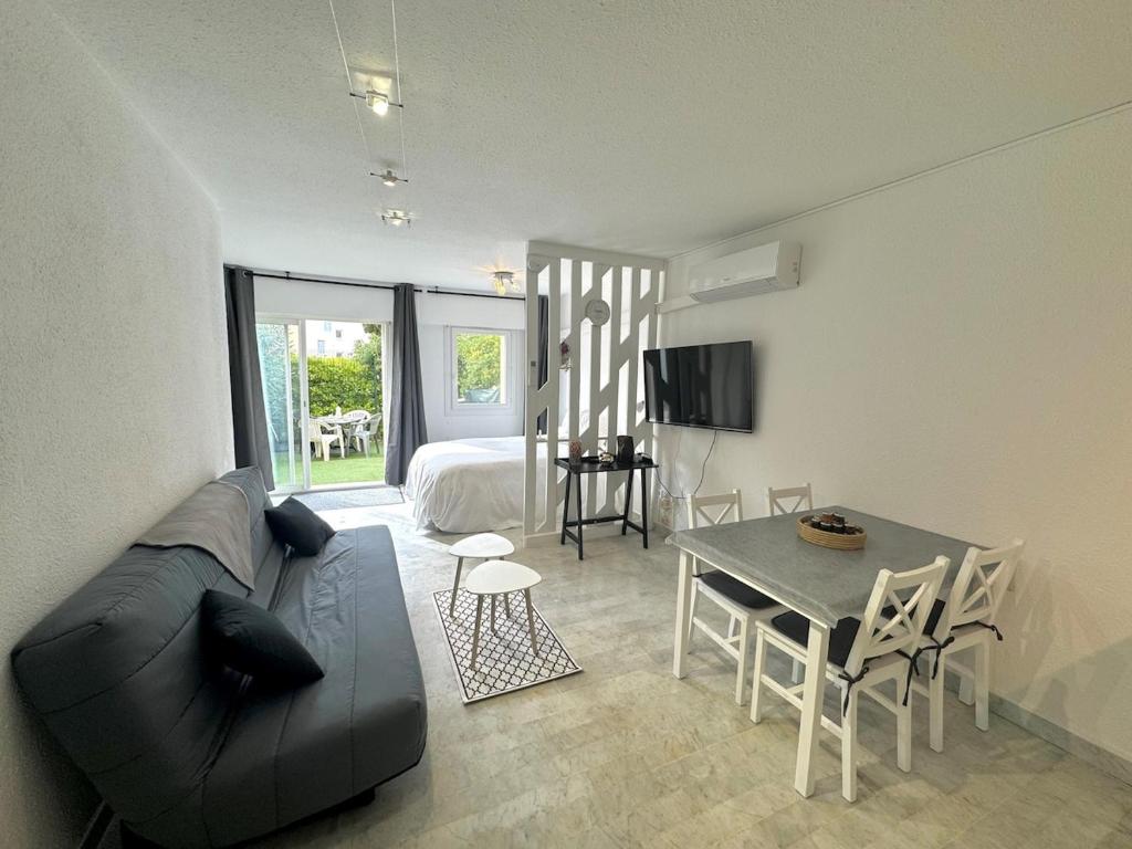 un salon avec un canapé et une table dans l'établissement Appartement - Cap d'Agde, au Cap d'Agde