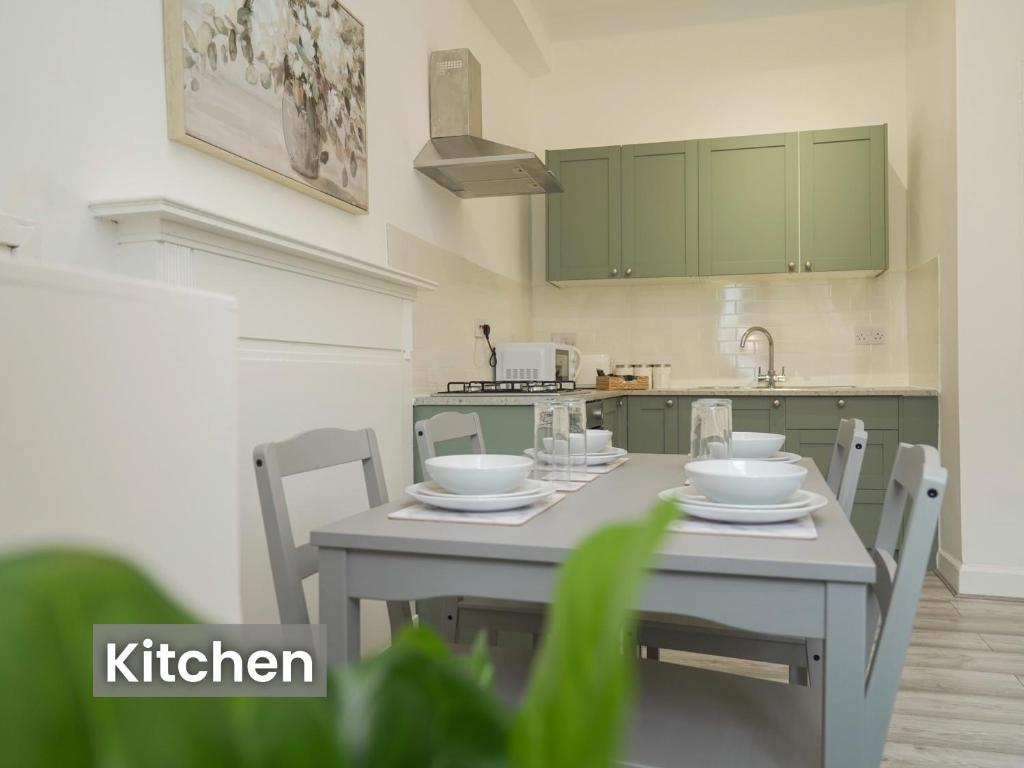 Kuchyň nebo kuchyňský kout v ubytování Edinburgh Modern Apartment in Haymarket, city centre