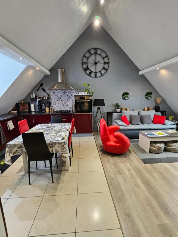 une cuisine et un salon avec une table et un canapé dans l'établissement Gîte Vallée de Munster 3 étoiles chez Flavie & Ludo, à Muhlbach-sur-Munster