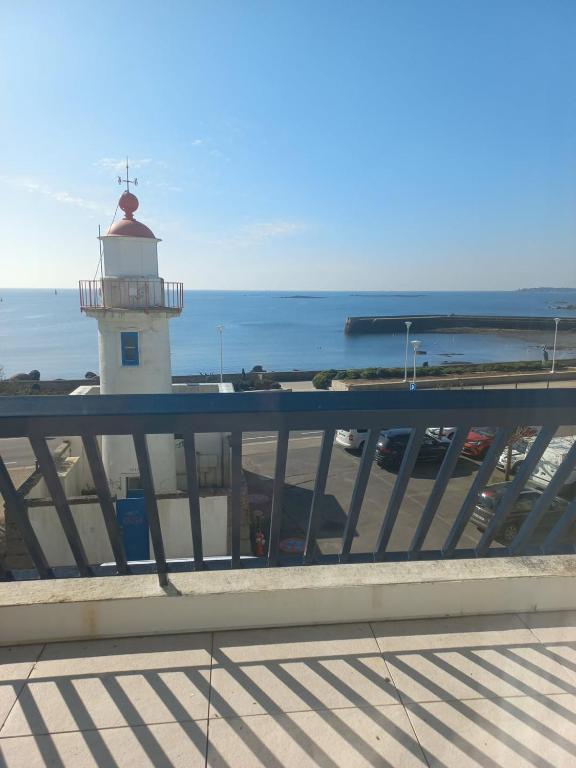 - un phare au sommet d'une jetée donnant sur l'océan dans l'établissement La Plume Vue Mer Parking Privé, à Concarneau