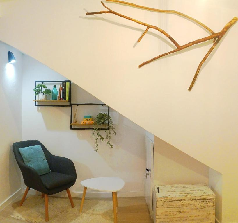 een woonkamer met een stoel en een tafel bij Casa Bea in Puertomingalvo