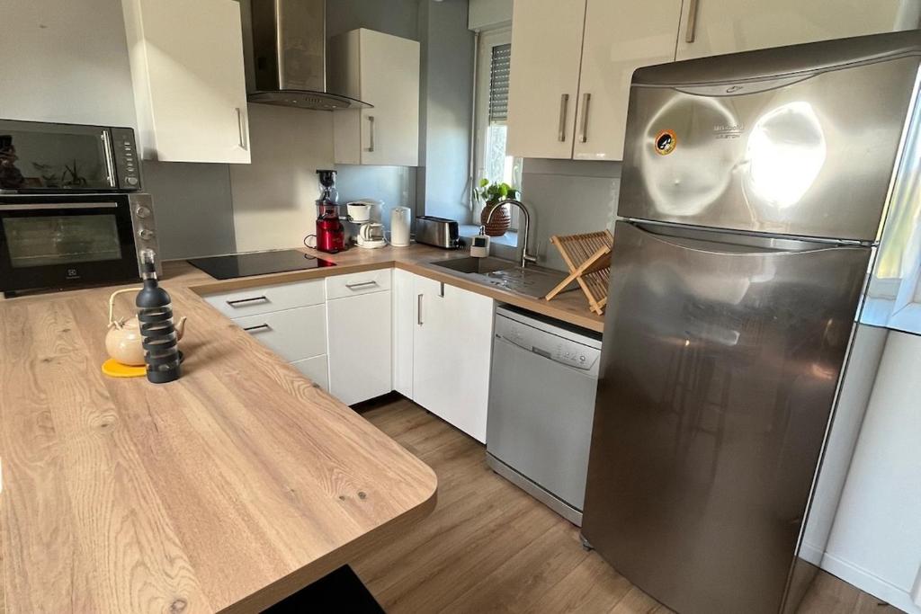 Kuchyňa alebo kuchynka v ubytovaní Bel appartement, proche plages pour 4 personnes, 2 chambres