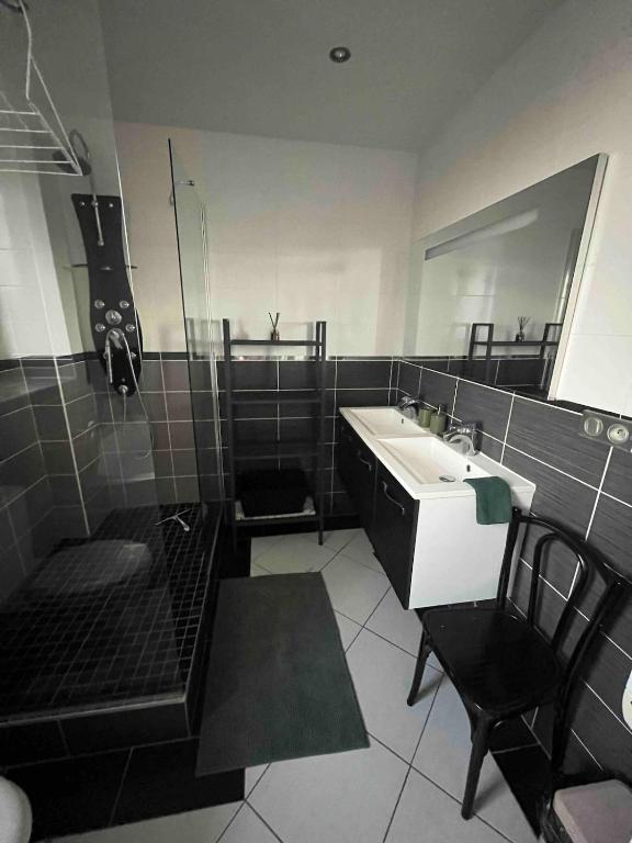 Kúpeľňa v ubytovaní Bel appartement, proche plages pour 4 personnes, 2 chambres